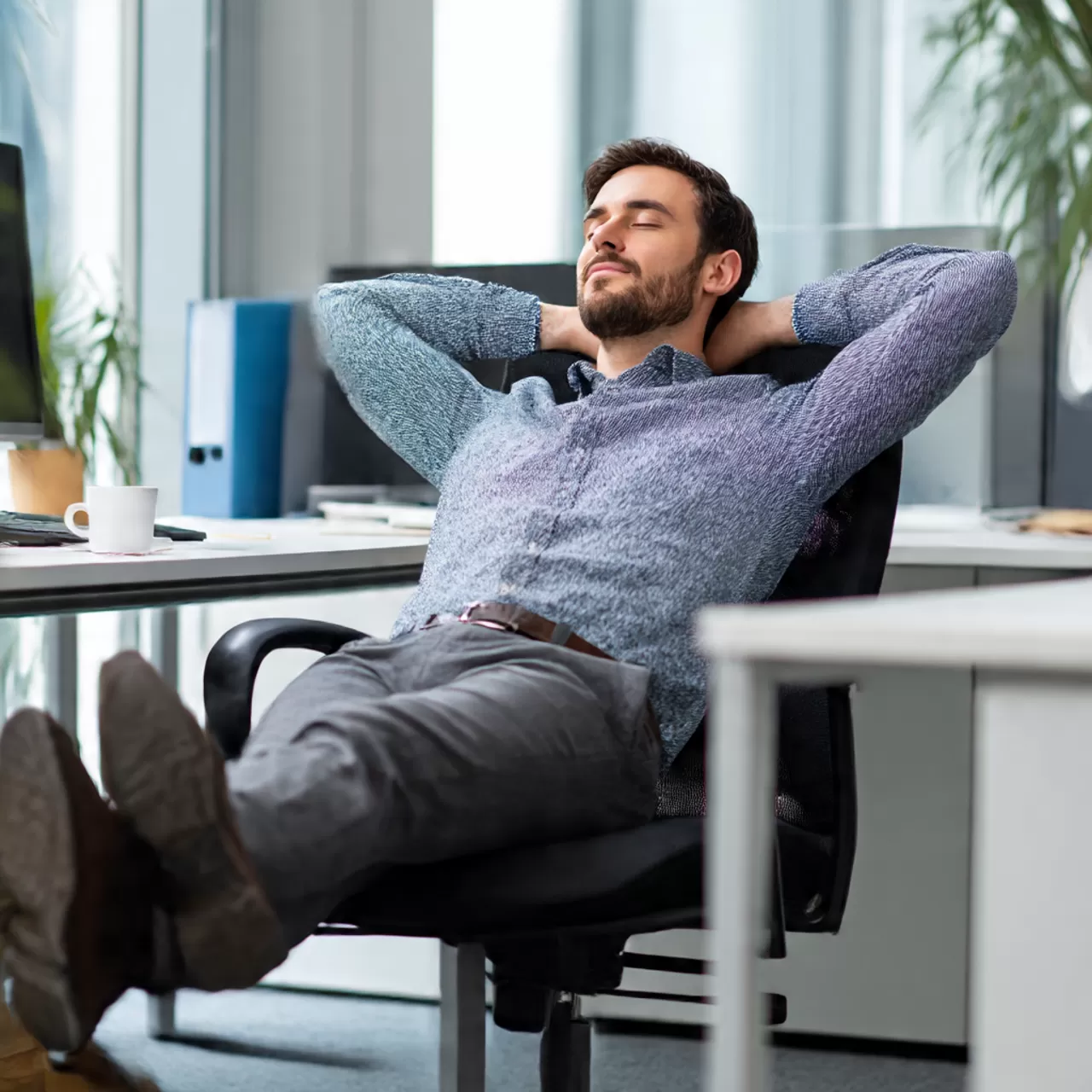 Profissional relaxando no ambiente de trabalho após técnicas de gestão do estresse